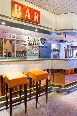 Salon ou bar de l'établissement Hôtel La Vanoise