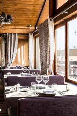 Restaurant ou autre lieu de restauration dans l'établissement Hôtel les Campanules by Les Etincelles