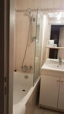 Salle de bains dans l'établissement Gites de la combe