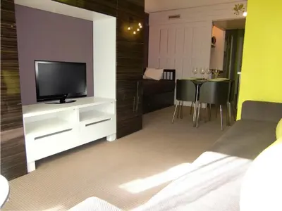 Télévision ou salle de divertissement dans l'établissement Studio Arc 1800 Skis aux Pieds