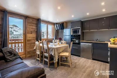 Cuisine ou kitchenette dans l'établissement Tignes 301