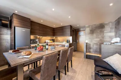 Cuisine ou kitchenette dans l'établissement 304 Luxury Apartment for 14 Balconies Parking Wifi