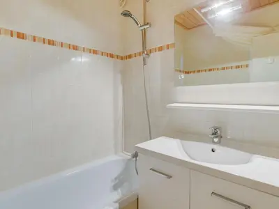 Salle de bains dans l'établissement Apartment Le Curling B - Val Claret-11 by Interhome