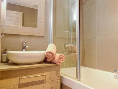 Salle de bains dans l'établissement Apartment Le Curling B - Val Claret-35 by Interhome