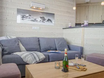 Coin salon dans l'établissement Apartment Le Curling B - Val Claret-35 by Interhome