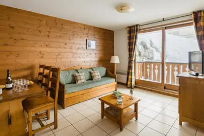 Coin salon dans l'établissement Lagrange Vacances L'Arollaie
