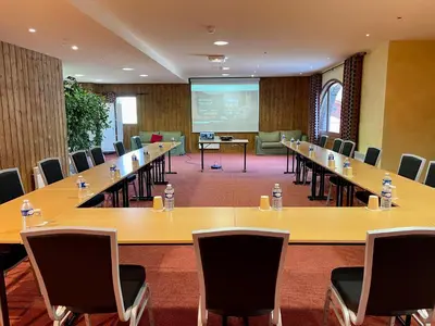 Espace de conférence ou salle de réunion dans l'établissement Hôtel Village Montana by Les Etincelles