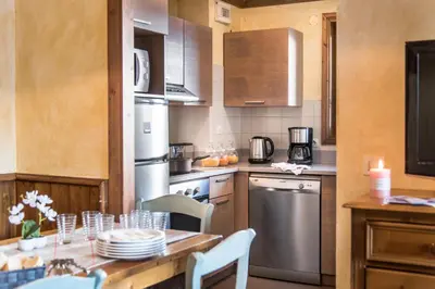 Cuisine ou kitchenette dans l'établissement Résidences Village Montana by Les Etincelles