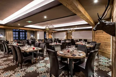 Restaurant ou autre lieu de restauration dans l'établissement Hôtel Les Suites du Montana by Les Etincelles