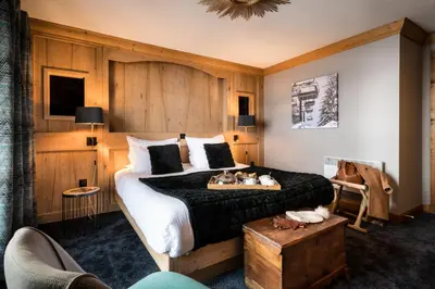 Télévision ou salle de divertissement dans l'établissement Hôtel Les Suites du Montana by Les Etincelles