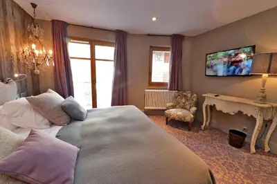 Télévision ou salle de divertissement dans l'établissement Maison de Famille Les 5 Frères