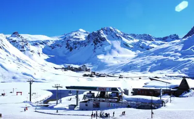 L'établissement Hôtel Le Refuge en hiver