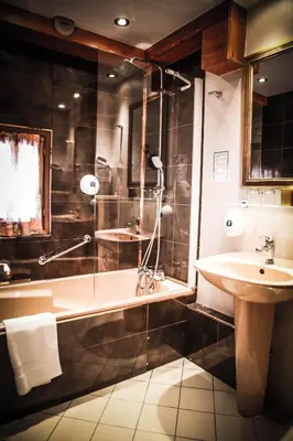 Salle de bains dans l'établissement Hôtel Le Refuge