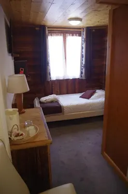 Un ou plusieurs lits dans un hébergement de l'établissement Hôtel Le Refuge