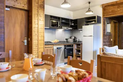 Cuisine ou kitchenette dans l'établissement Chalet de l'Ours
