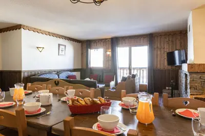Télévision ou salle de divertissement dans l'établissement Chalet Altitude Les Arcs 2000