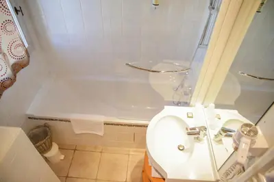 Salle de bains dans l'établissement Le Paquis