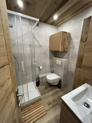 Salle de bains dans l'établissement Les Clarines