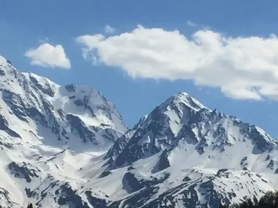 Vue générale sur la montagne ou vue sur la montagne depuis le chalet