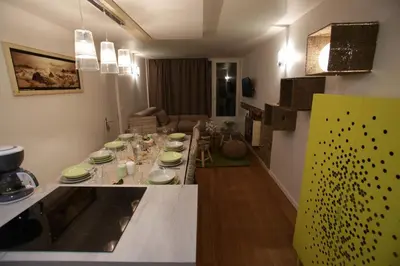 Coin salon dans l'établissement ARC 1800 Appartement 4 pièces Lauzières skis aux pieds