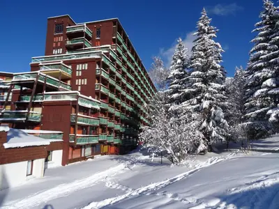 L'établissement ARC 1800 Appartement 4 pièces Lauzières skis aux pieds en hiver