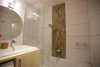 Salle de bains dans l'établissement ARC 1800 Appartement 4 pièces Lauzières skis aux pieds