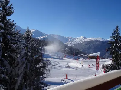 L'établissement ARC 1800 Appartement 4 pièces Lauzières skis aux pieds en hiver