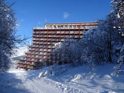 L'établissement ARC 1800 Appartement 4 pièces Lauzières skis aux pieds en hiver
