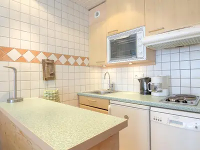 Cuisine ou kitchenette dans l'établissement Studio Le Prariond - Val Claret-9 by Interhome