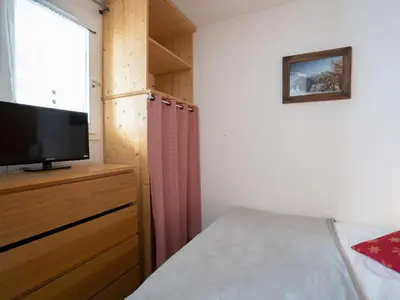 Télévision ou salle de divertissement dans l'établissement Apartment Le Hameau du Borsat - Val Claret-8 by Interhome