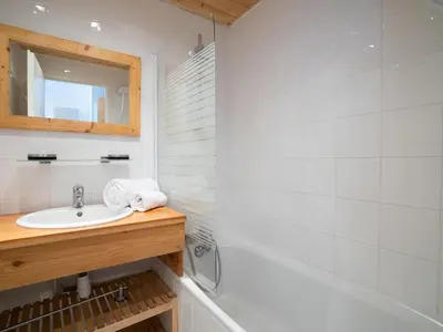 Salle de bains dans l'établissement Apartment Le Hameau du Borsat - Val Claret-8 by Interhome