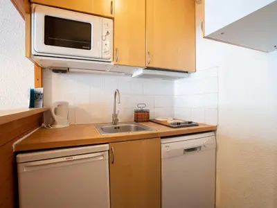 Cuisine ou kitchenette dans l'établissement Apartment Le Hameau du Borsat - Val Claret-9 by Interhome