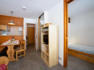 Cuisine ou kitchenette dans l'établissement Apartment Le Hameau du Borsat - Val Claret-9 by Interhome