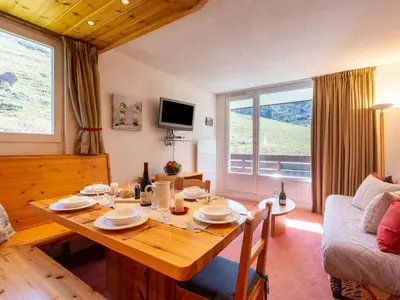 Télévision ou salle de divertissement dans l'établissement Apartment Les Tommeuses - Val Claret-30 by Interhome