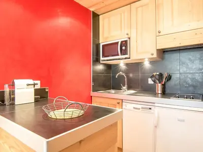 Cuisine ou kitchenette dans l'établissement Studio Les Tommeuses - Val Claret-31 by Interhome