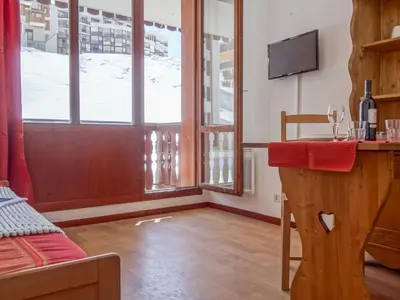 Télévision ou salle de divertissement dans l'établissement Studio Rond Point des Pistes - Val Claret-10 by Interhome