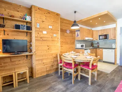 Cuisine ou kitchenette dans l'établissement Apartment Le Curling A - Val Claret-8 by Interhome