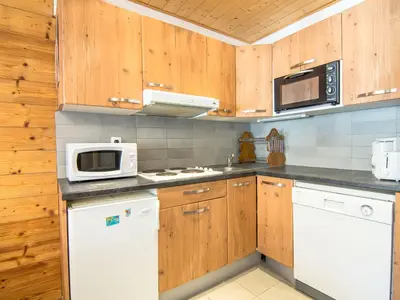Cuisine ou kitchenette dans l'établissement Apartment Le Curling A - Val Claret-8 by Interhome