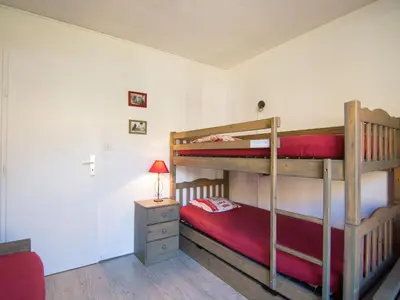 Un ou plusieurs lits dans un hébergement de l'établissement Apartment Le Curling B - Val Claret-38 by Interhome