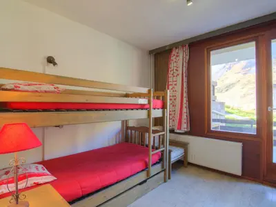 Un ou plusieurs lits dans un hébergement de l'établissement Apartment Le Curling B - Val Claret-38 by Interhome
