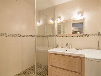 Salle de bains dans l'établissement Apartment Le Curling B - Val Claret-38 by Interhome