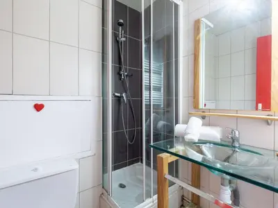 Salle de bains dans l'établissement Studio Chalet Club - Val Claret-7 by Interhome