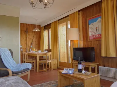Télévision ou salle de divertissement dans l'établissement Apartment Les Grandes Balmes I et II - Le Lac-9 by Interhome