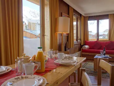 Coin salon dans l'établissement Apartment Les Grandes Balmes I et II - Le Lac-9 by Interhome