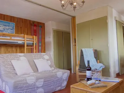 Télévision ou salle de divertissement dans l'établissement Apartment Les Grandes Balmes I et II - Le Lac-9 by Interhome