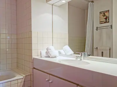 Salle de bains dans l'établissement Apartment Les Grandes Balmes I et II - Le Lac-9 by Interhome