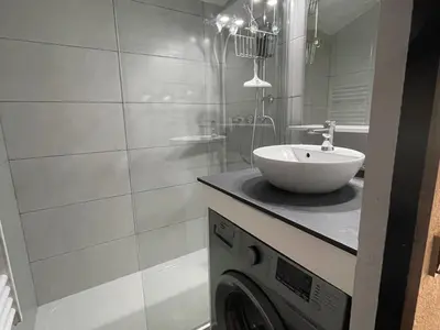 Salle de bains dans l'établissement Appartement rénové, cœur de station, balcon avec vue, 4 pers - FR-1-181-1037