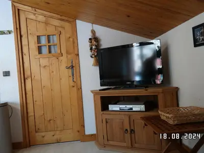 Télévision ou salle de divertissement dans l'établissement Appartement rénové, cœur de station, balcon avec vue, 4 pers - FR-1-181-1037