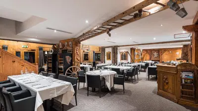 Restaurant ou autre lieu de restauration dans l'établissement Hôtel Carlina by Les Etincelles