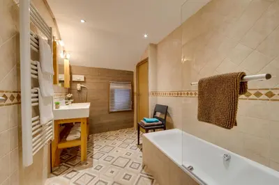 Salle de bains dans l'établissement La Galise